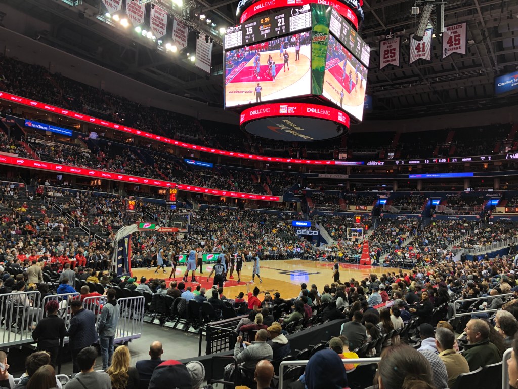 Mais uma atividade esportiva: jogo de basquete em&nbsp;D.C.