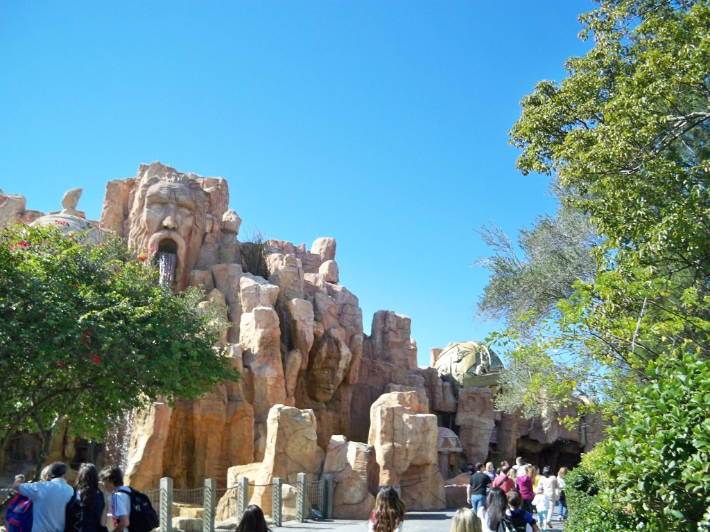 Mythos Restaurant do lado de fora (visão de quem chega no Lost Continent via Seuss Landing)