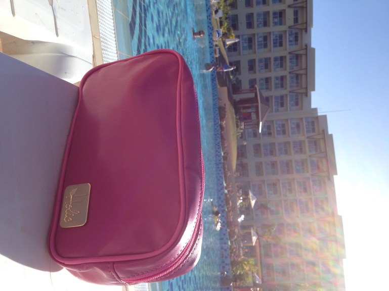 piscina & a necessaire da Holic Fashion!