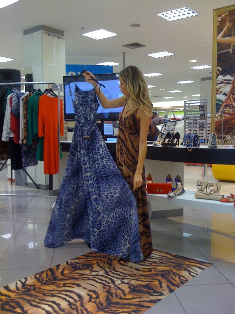 quero já esse vestido muso na minha vida, com um sapato poderoso e uma bolsa linda pra uma festa, e pro dia a dia com uma rasteirinha simples