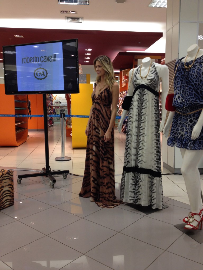 Helena Bordon apenas sendo linda.