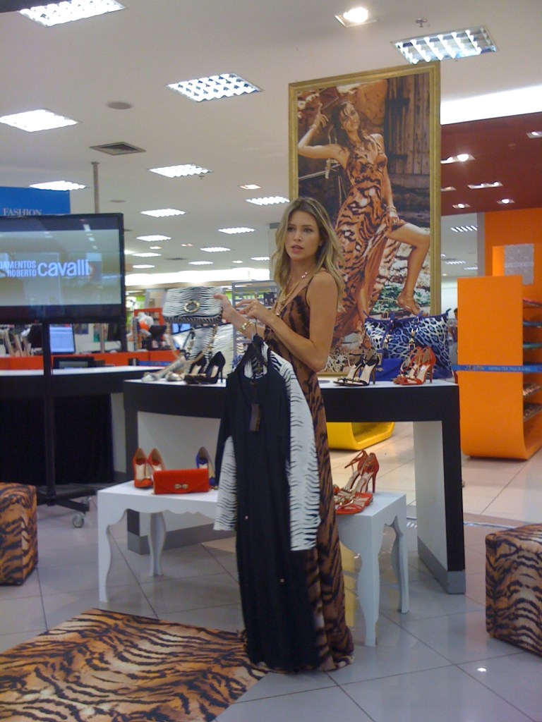 vestido preto + blazer animal print p&b + bolsa na mesma padronagem