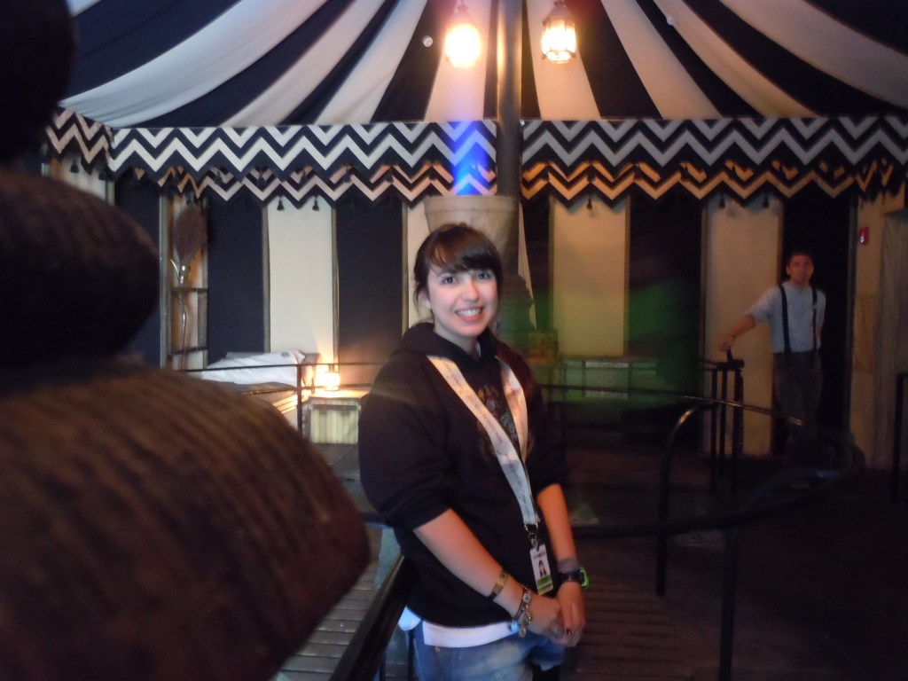 dentro da tenda, com o Cálice de Fogo